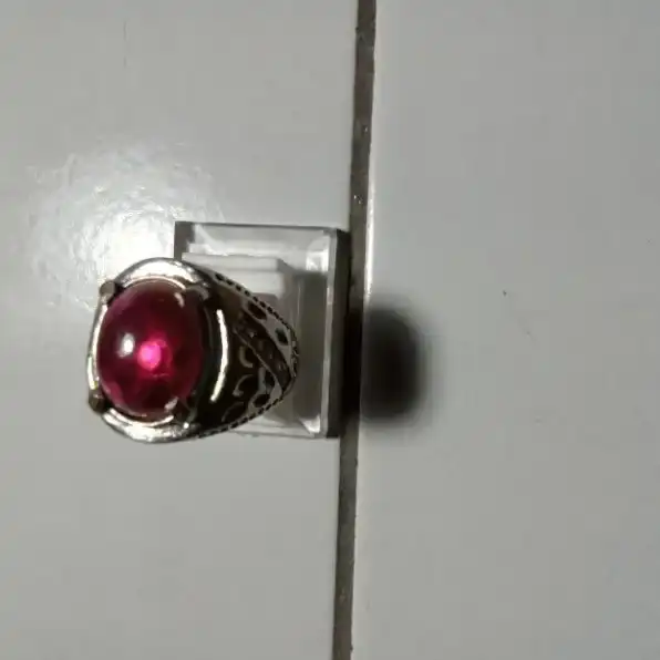 Cincin mata merah