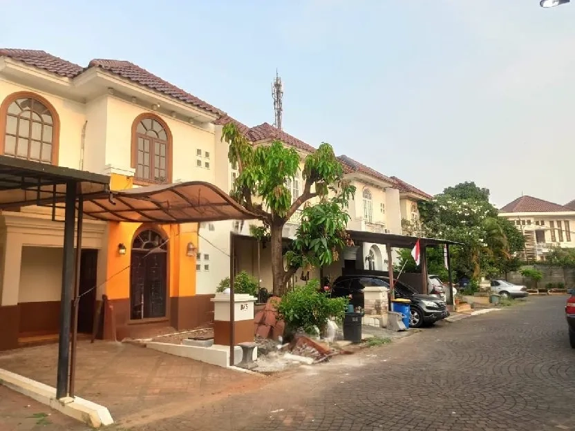 rumah dalam townhouse gaya Mediterania di Kayu Putih 