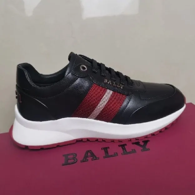 Sepatu sneakers pria bally