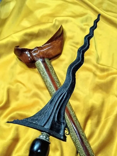 Keris Sangkelat Pamor Tejo Kinurung 