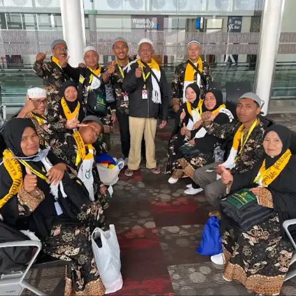 0821-1993-6957 Travel Travel Umroh VIP Sumedang  SYAKHOFA NURUL MADANI