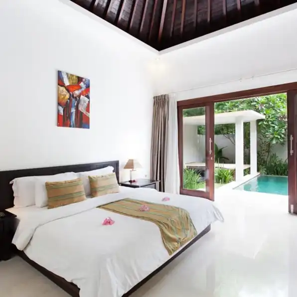 Jual Hotel Villa di Jalan Raya Senggigi Lombok Barat NTB Strategis