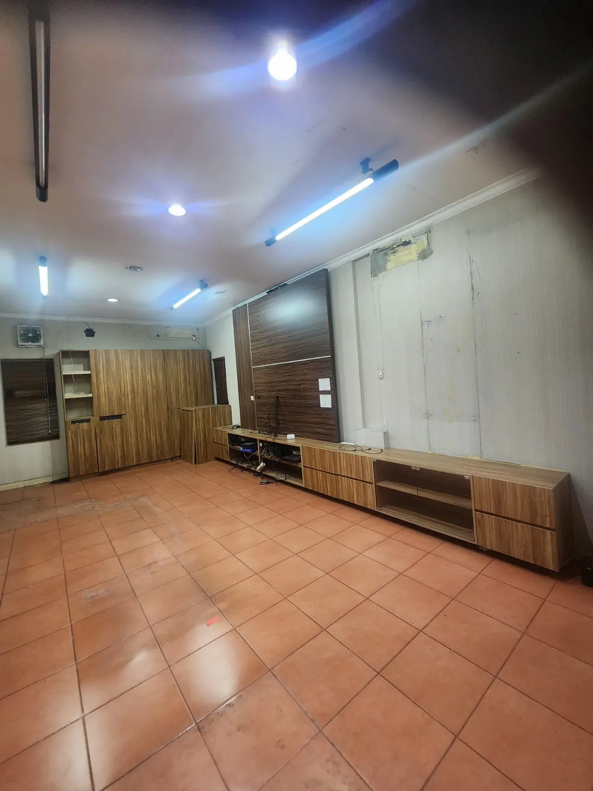 Dijual Gudang Luas 2550 m2 di Kavling DPR, Cipondoh, Tangerang