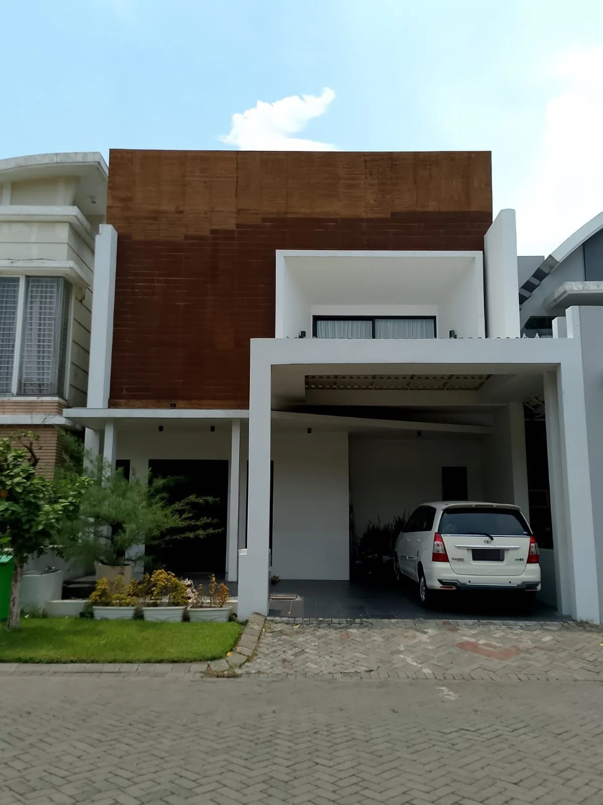 Jual Rumah Minimalis Bagus Buckingham Royal Residence Surabaya