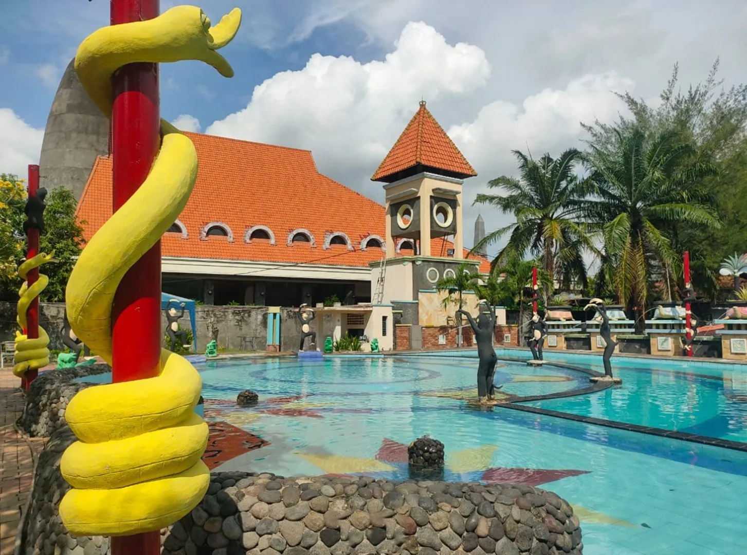 Jual Tempat Usaha Club House Strategis Kompek Puri Mas Surabaya