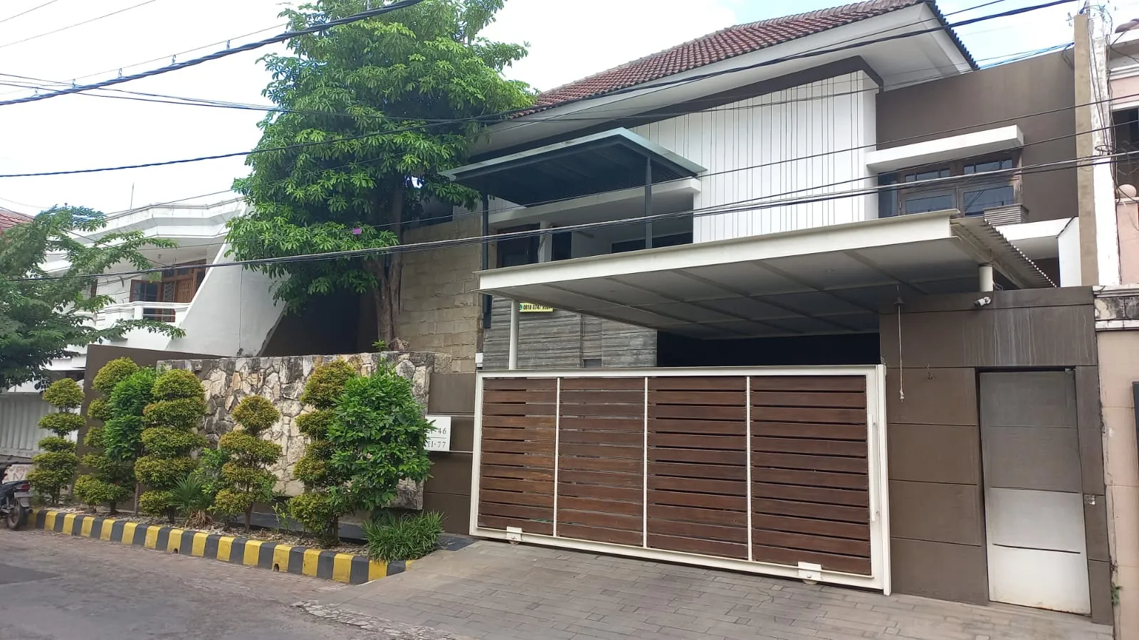 Dijual Rumah 2 Lantai di Dharmahusada Indah Barat, Surabaya