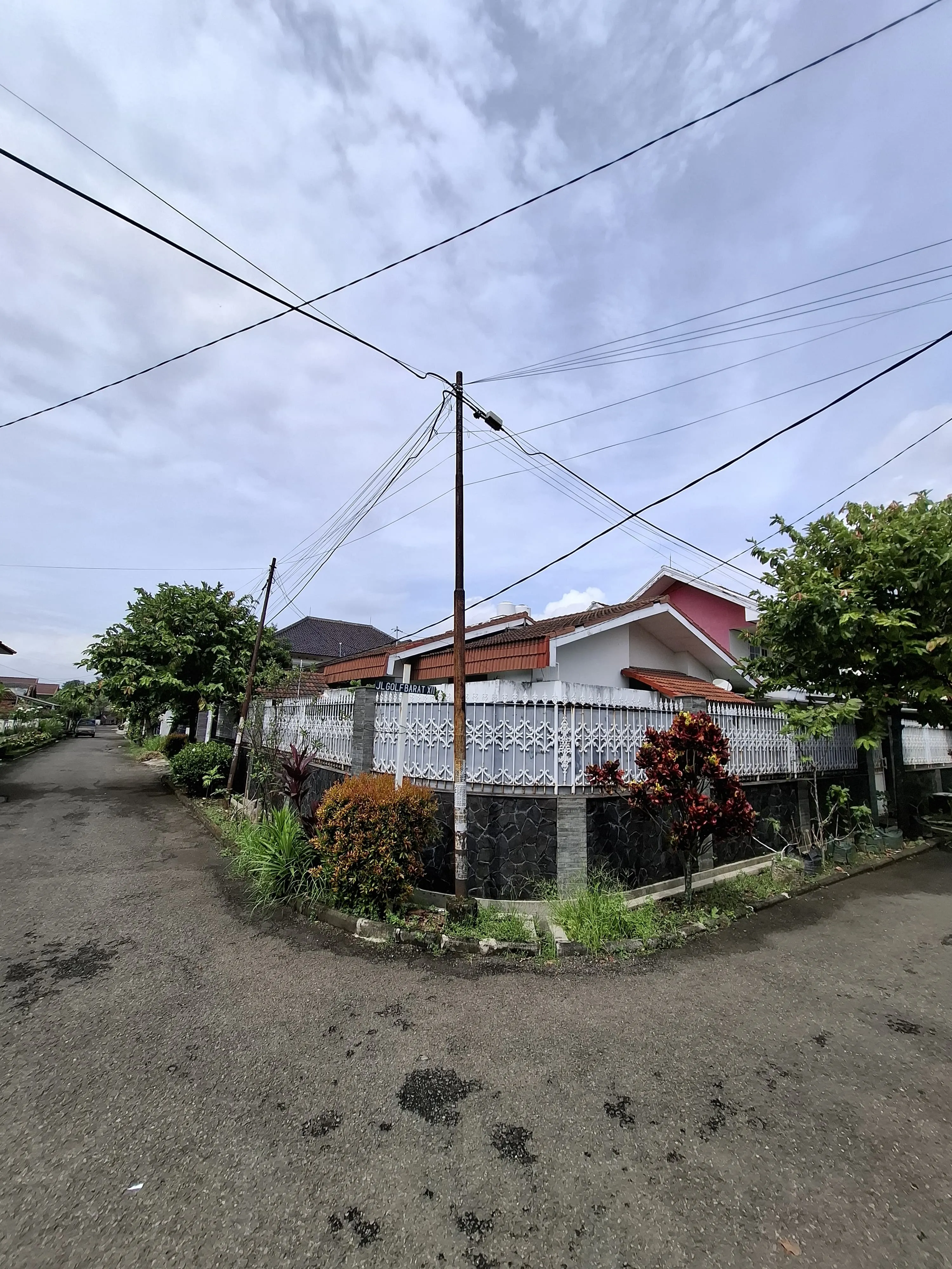 Jual Rumah Luas Siap Dihuni di Jalan Golf Barat Kota Bandung
