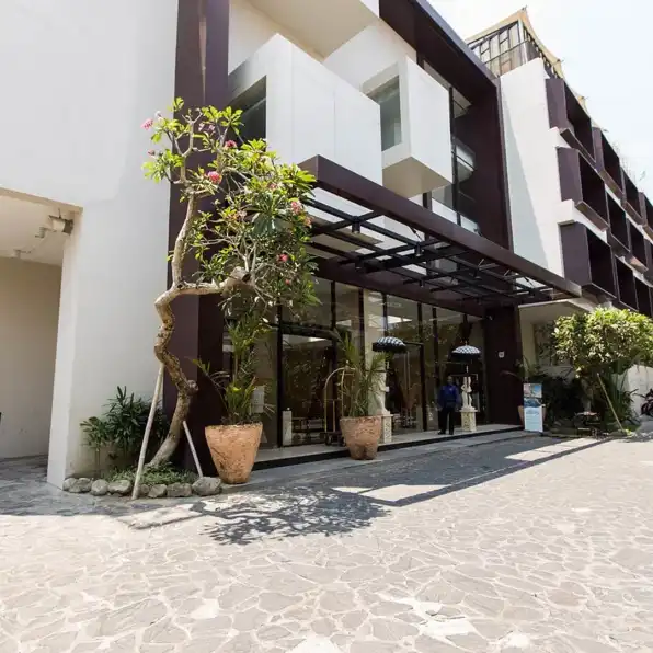 Jual Hotel Aktif di Dekat Pantai Seminyak di Petitenget Kuta Bali