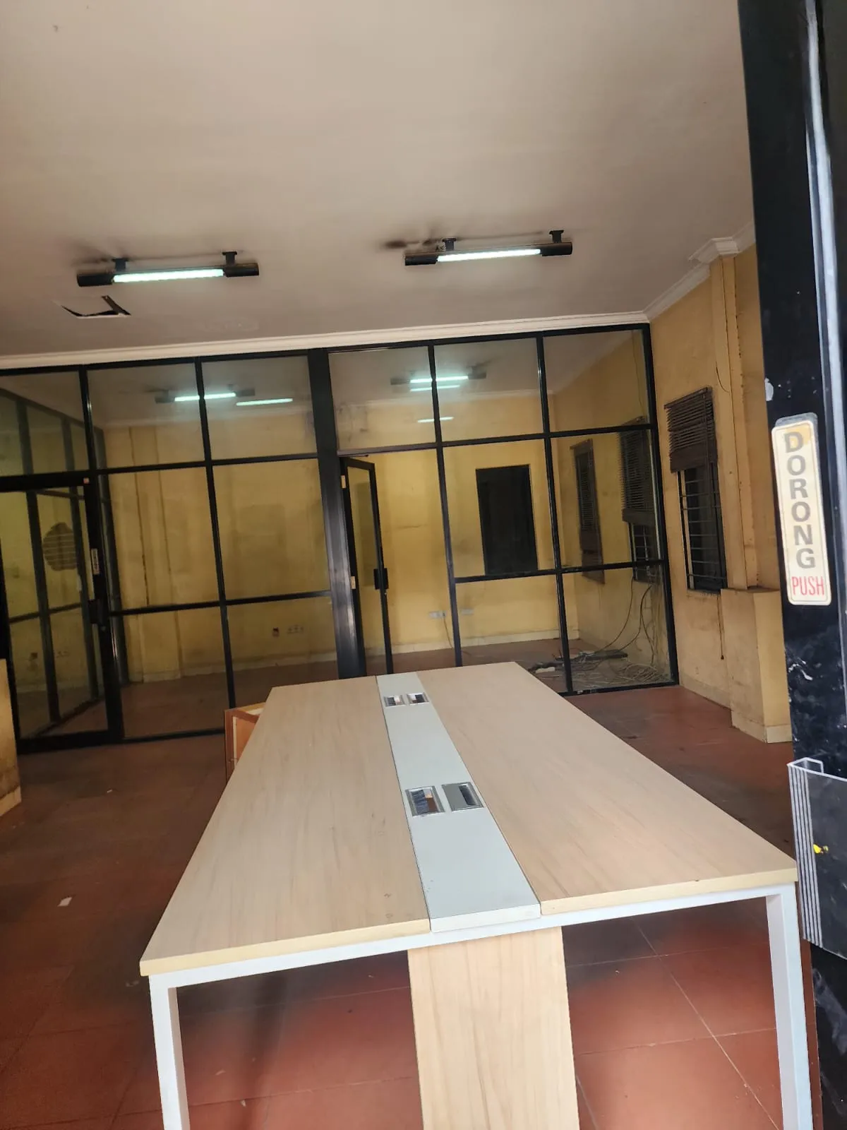 Dijual Gudang Luas 2550 m2 di Kavling DPR, Cipondoh, Tangerang