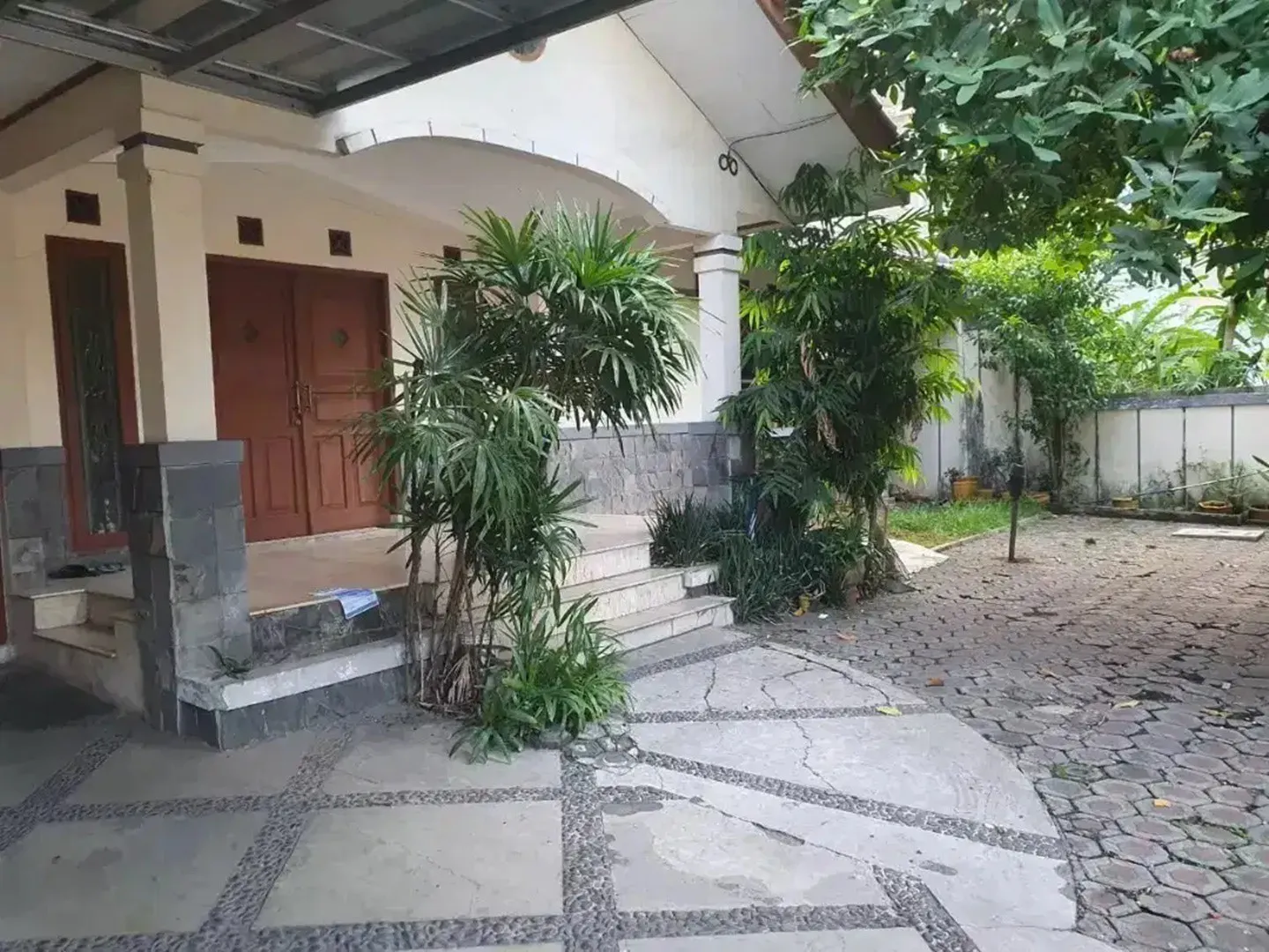Dijual Rumah Dua Lantai Shm Jakarta Timur di Jalan Abadi