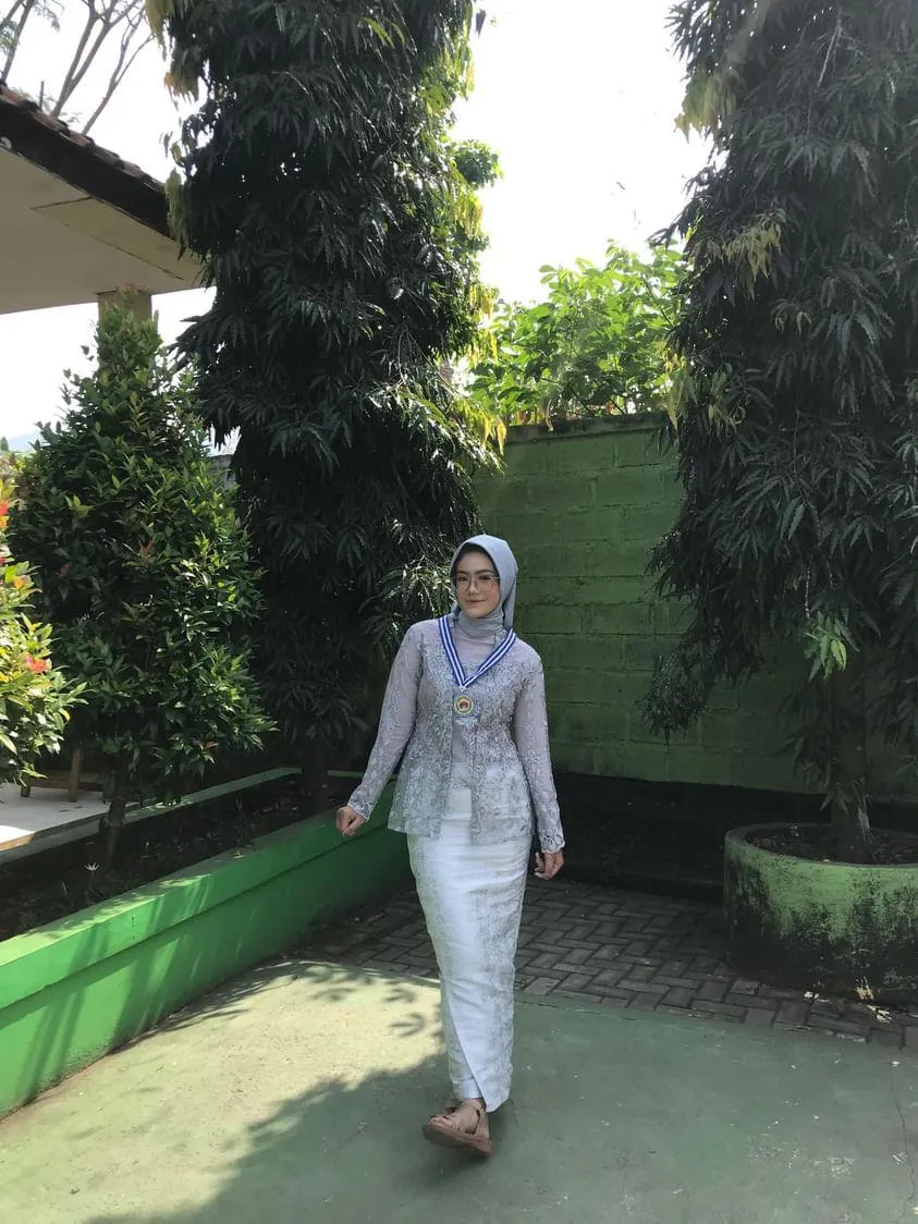 NYAMAN, Kebaya Modern Wisuda, Tunangan, Kondangan, Sekolah SMA, Manado, NENG LINA KEBAYA