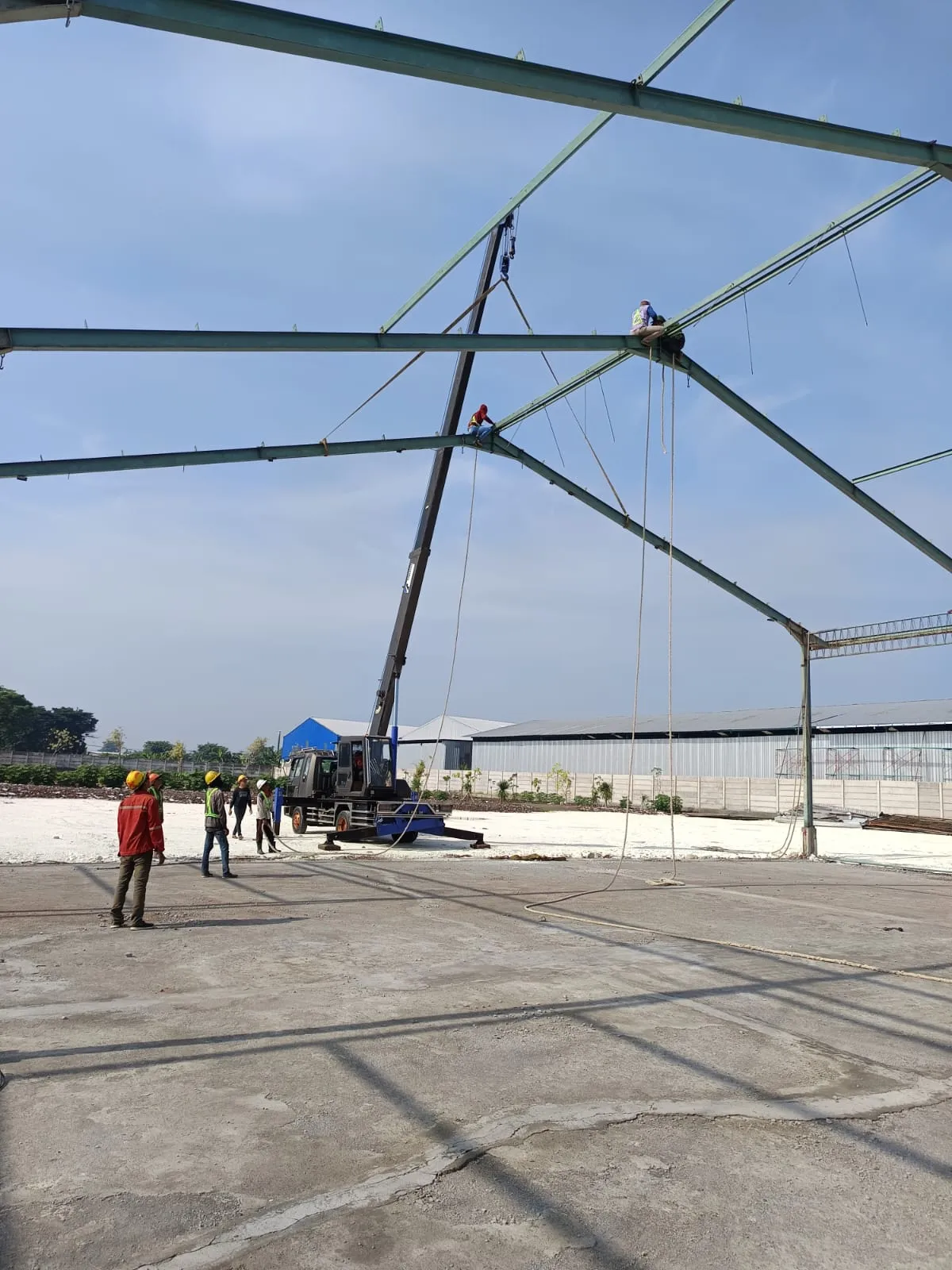 Penyewaan Mobil Crane harian di daerah Gunung Anyar