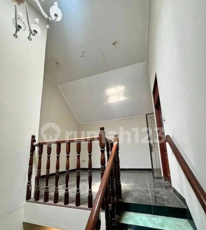 Dijual Rumah Siap Pakai di Kemang Pratama, Bekasi