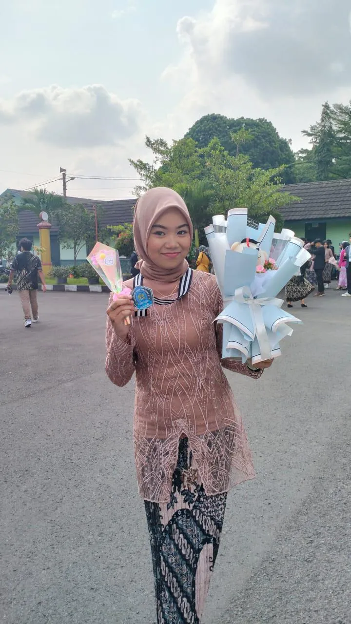 Eksklusif, Kebaya Wisuda, Kebaya Brokat, Wisuda SMP, Singkawang, NENG LINA KEBAYA