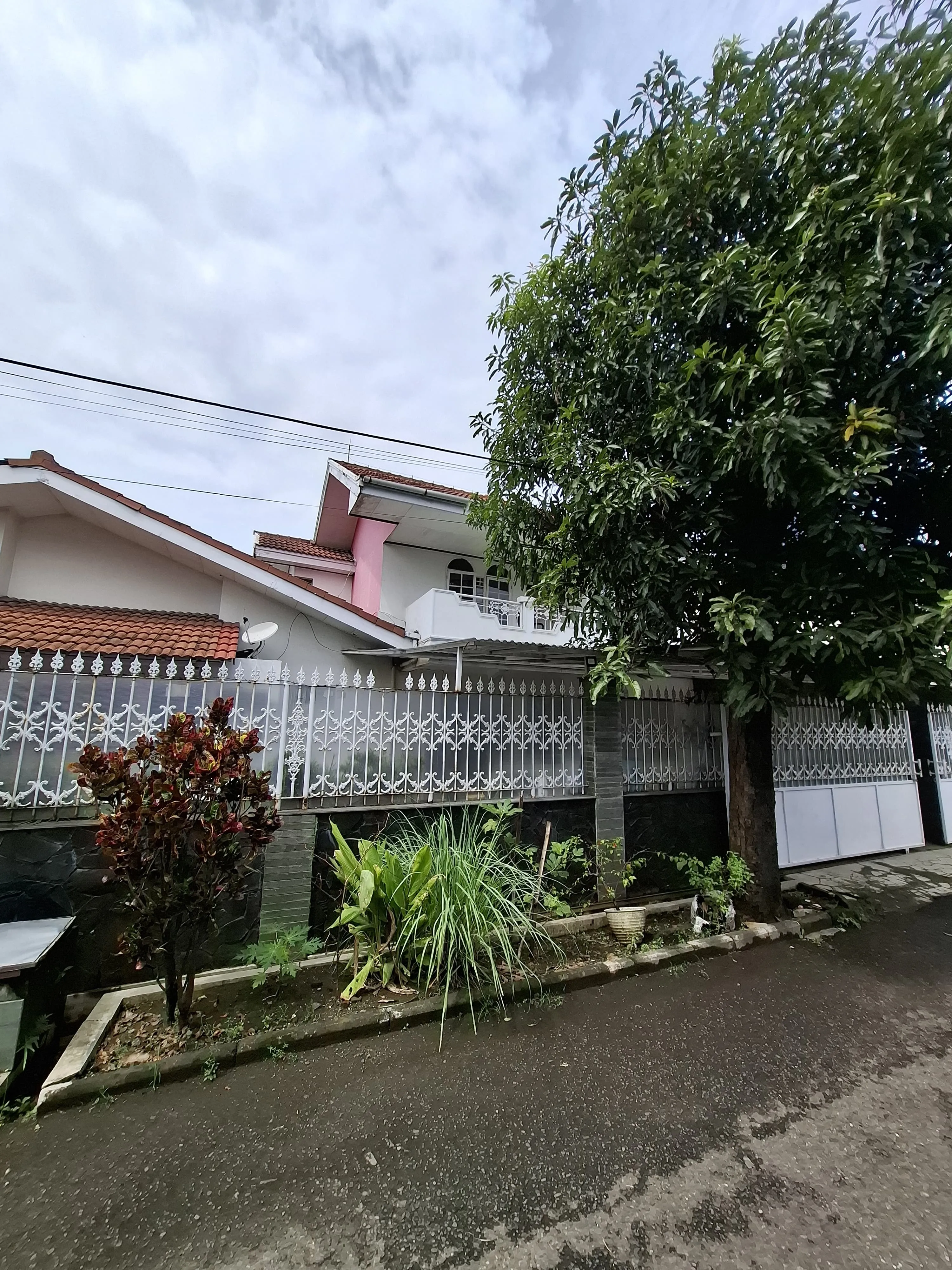 Jual Rumah Luas Siap Dihuni di Jalan Golf Barat Kota Bandung