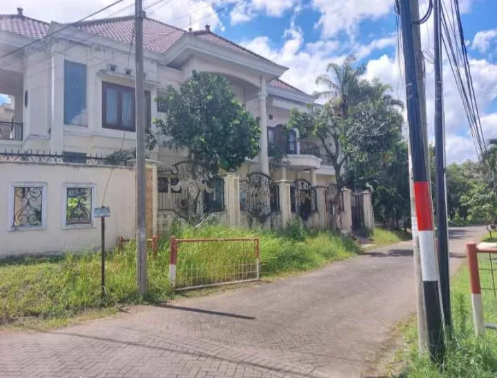 Dijual Rumah Pojokan 2,5 Lantai Siap Huni di Perumahan Araya, Malang