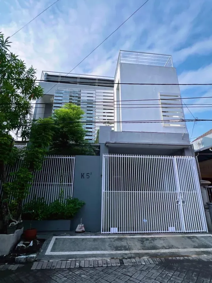 Dijual Rumah 2,5 Lantai di Griya Babatan Mukti, Surabaya