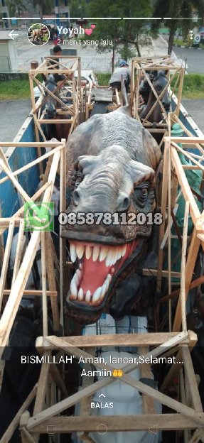 Patung Dinosaurus Besar