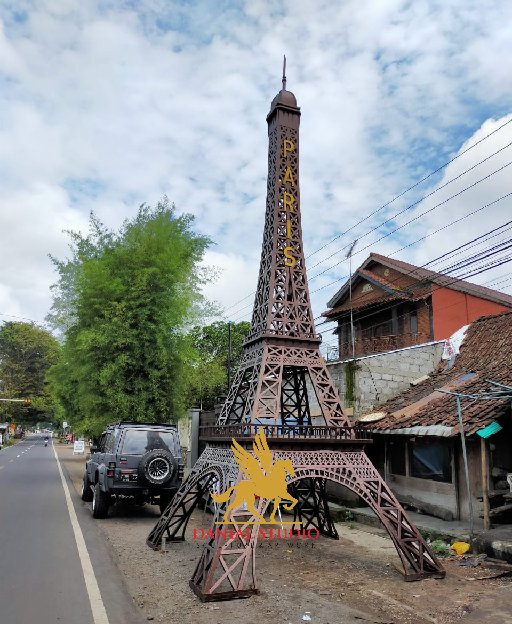 Replika Menara Eiffel