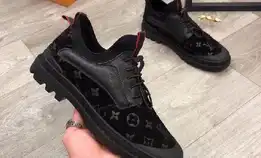 Sepatu Sneakers Pria Louis Vuitton Lv