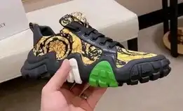 Sepatu Sneakers Pria Versace