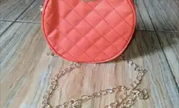 Tas Salempang Bulat Warna Hitam Putih Merah Pink 