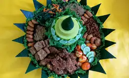 Tumpeng Besar Nasi Kuning Ayam Serundeng Komplit