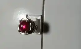 Cincin Mata Merah