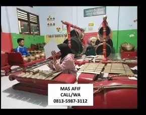 Pengrajin Gong Lobu
