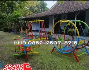 Gambar Ayunan Besi Klasik Dan Mainan Playground Outdoor Kec Kalibaru Banyuwangi